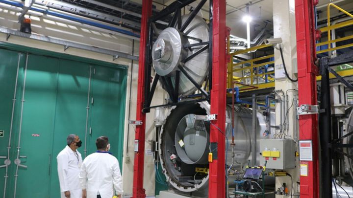 Técnicos diante de equipamentos industriais da área de enriquecimento da INB em Resende