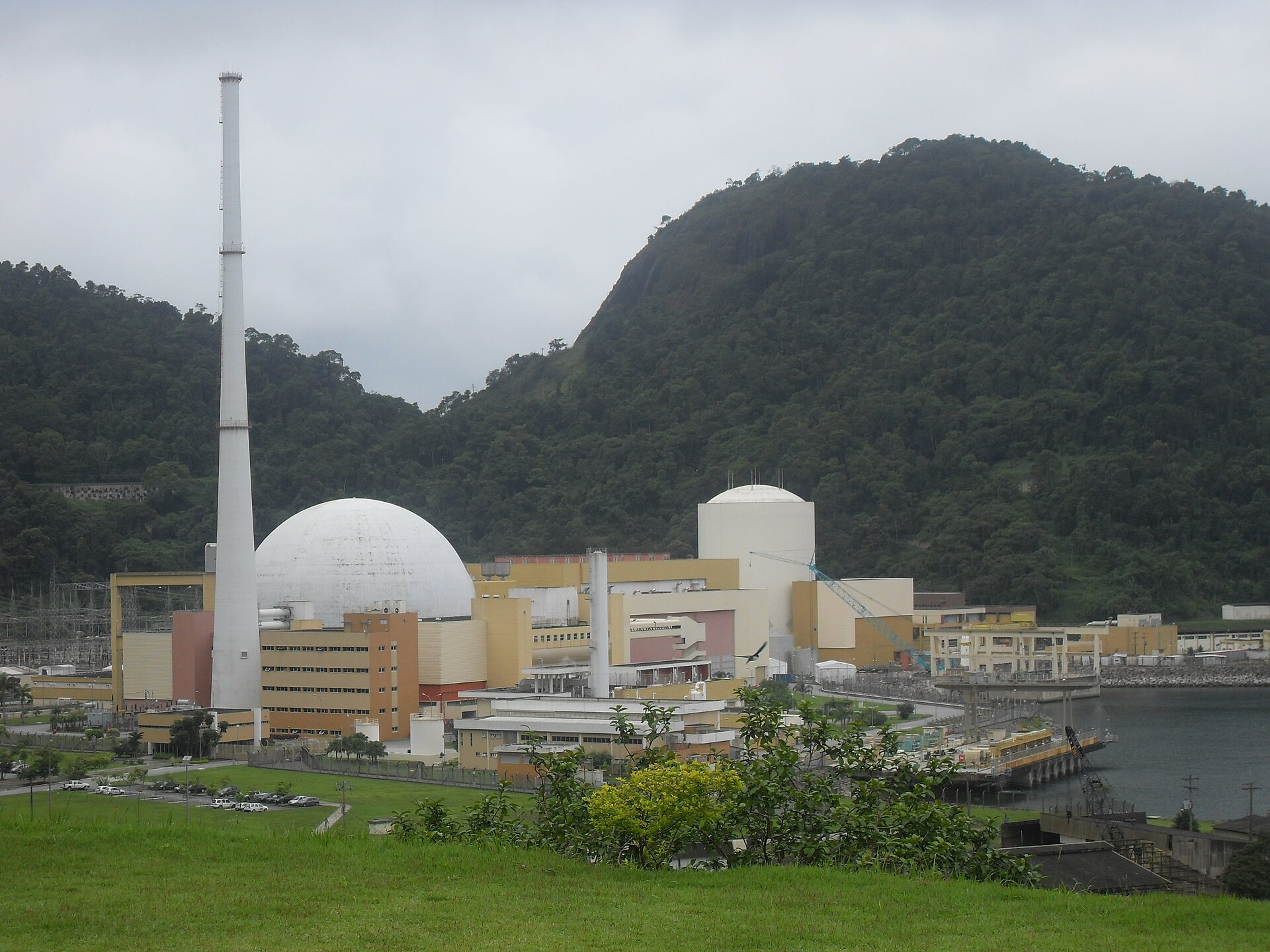 Usinas nucleares de Angra dos Reis à beira-mar