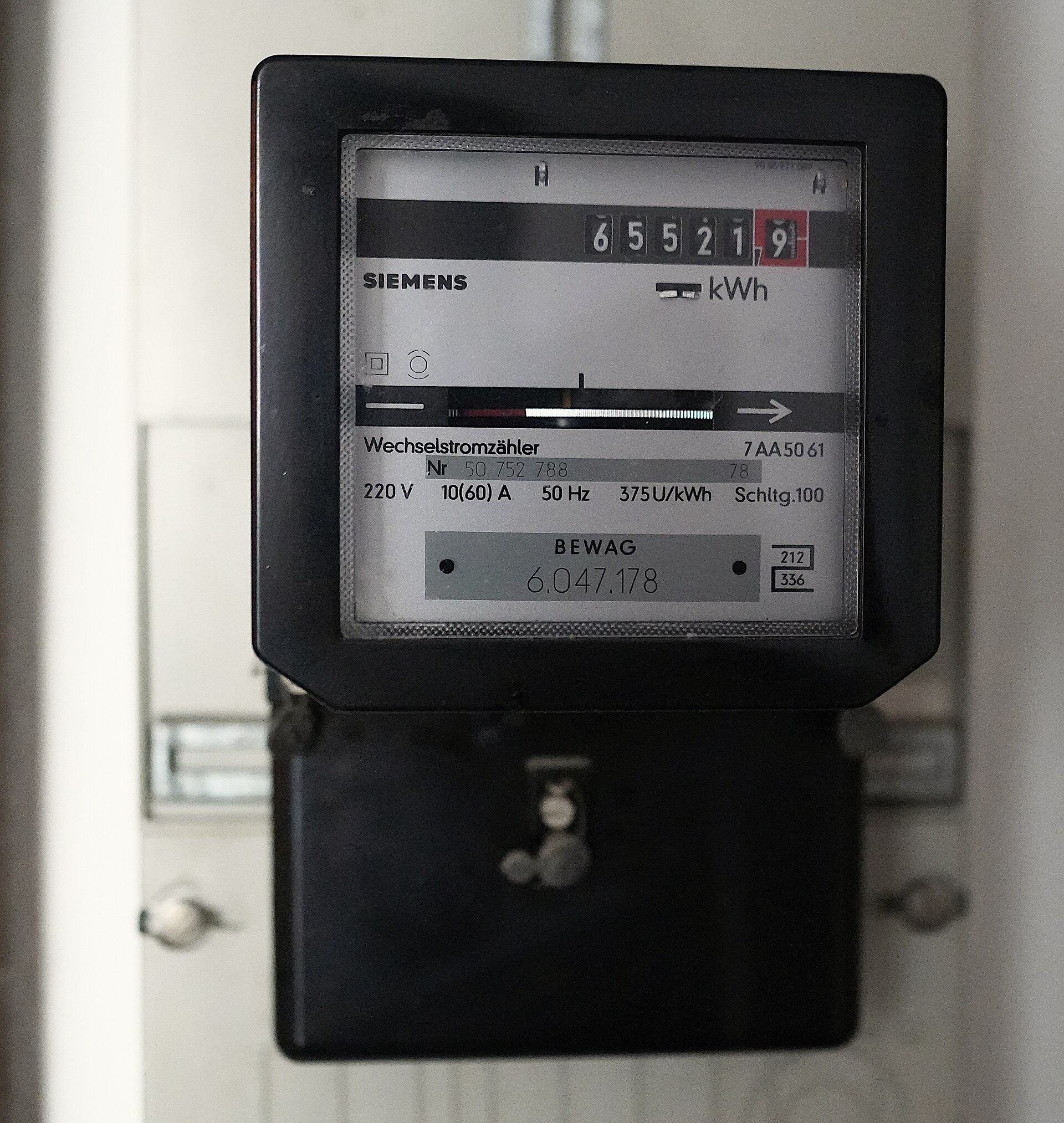 Medidor de energia elétrica com o mostrador em quilowatts-hora